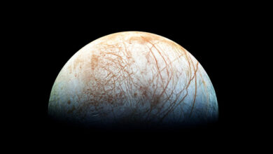 Jüpiter'in uydusu Europa'da garip su tepeleri keşfedildi!