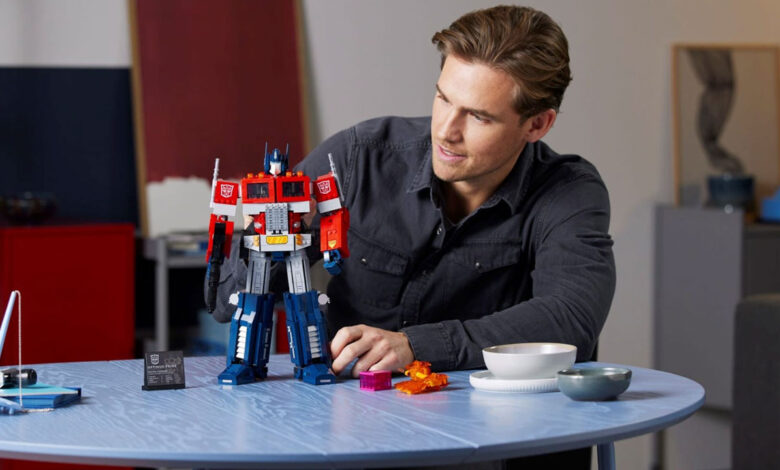 Lego, dönüşebilen Transformers Optimus Prime yaptı