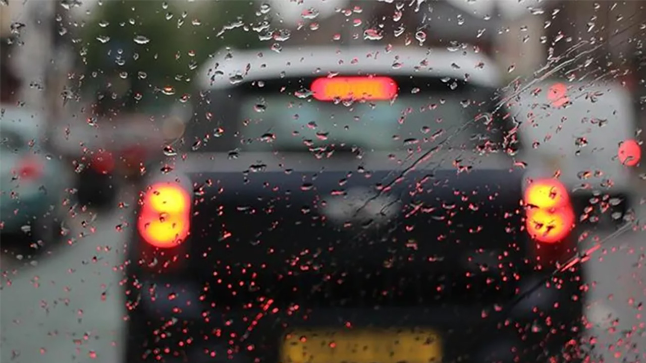 Yağmurlu havada araba